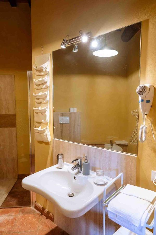 Agriturismo Bio Fattoria Di Pietra Giuncarico Екстер'єр фото